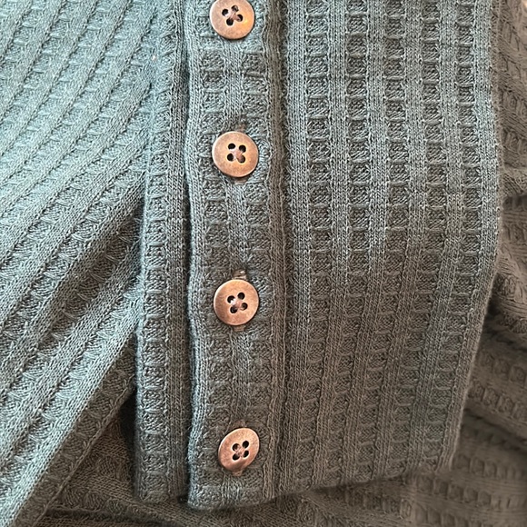 NWOT, Chaser, Women’s LS waffle top, buttons at wrists, rounded hem - Picture 6 of 6